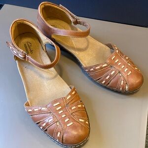 Clark’s Tan and Cream Sandals size 9